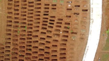 Semarang şehrinde patlak veren 19 salgını yüzünden ölen cesetler için halk mezarlığı kompleksinin hava manzarası.