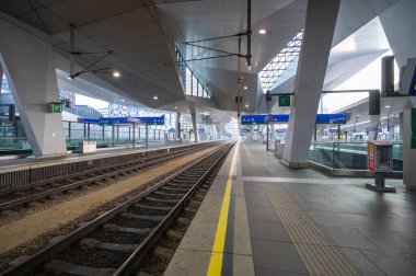 Viyana, Avusturya - 28 Kasım 2022 - Grev günü Viyana ana ana istasyonundaki boş platformlar