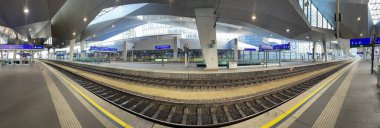 Viyana, Avusturya - 28 Kasım 2022 - grevin olduğu gün Viyana ana ana istasyonundaki terk edilmiş platformların panoramik görüntüsü
