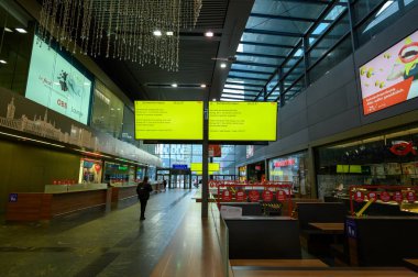 Viyana, Avusturya - 28 Kasım 2022 - Demiryolu sendikası grevi sırasında Viyana ana ana ana ana istasyonunda yolcu bilgilerini gösteren panolar.