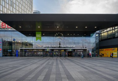 Viyana, Avusturya - 28 Kasım 2022 - Grev günü Viyana Merkez İstasyonu 'nun ana girişinin dış görünümü.