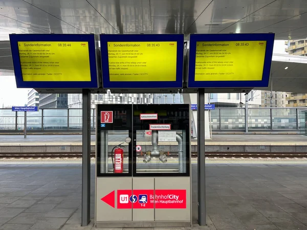 ウィーン オーストリア 2022年11月28日 鉄道組合のストライキ中にウィーンの主要駅で旅客情報のあるディスプレイボード — ストック写真