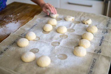 Ev yapımı hamur işleri, normal bir mutfaktaki çarşaf bezine un serpilmiş.