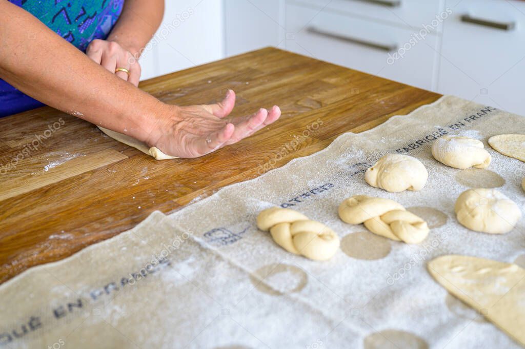Pasteles caseros espolvoreados con harina en un paño de lino en una