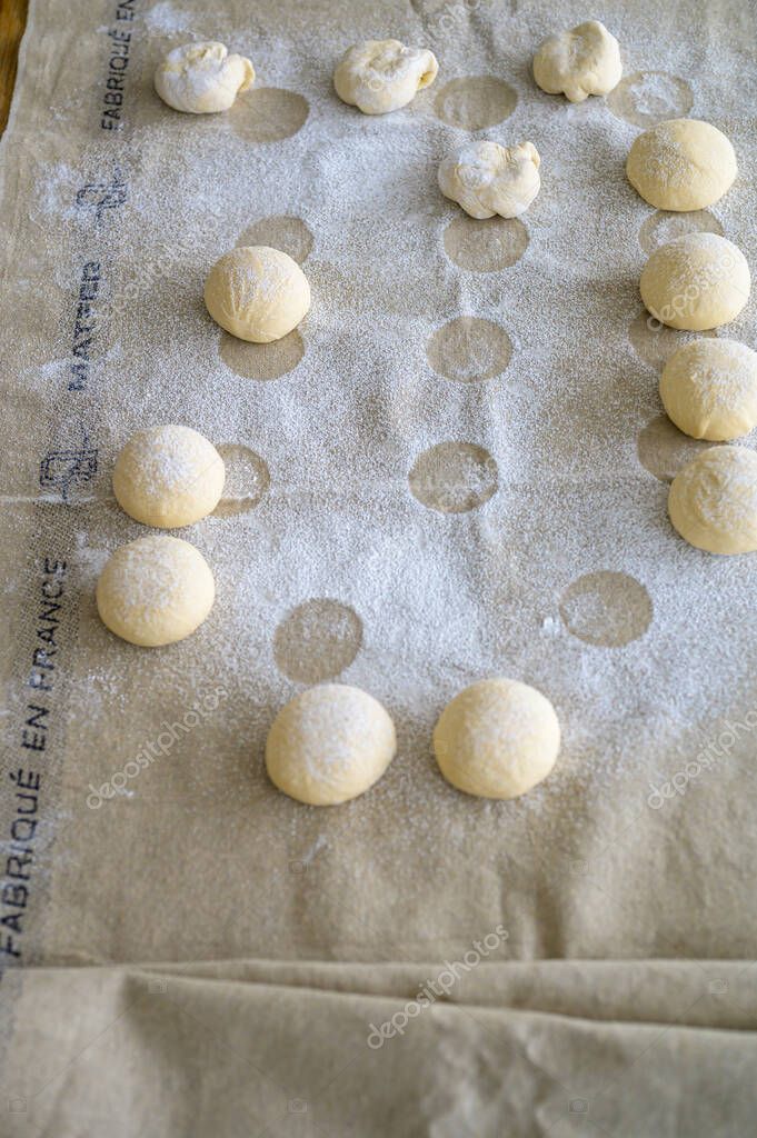 Pasteles caseros espolvoreados con harina en un paño de lino en una