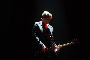 Rio de Janeiro, Brezilya, 4 Kasım 2022. Bas gitarist Brad Truax, rock grubu Interpol 'ün Rio de Janeiro şehrindeki Qualistage' da verdiği konser sırasında.