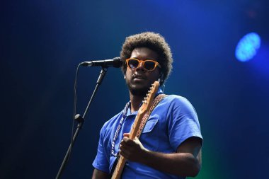 Rio de Janeiro, Brezilya, 10 Eylül 2022. Müzikal üçlüsü Gilsons 'dan şarkıcı ve müzisyen Joao Gil Rio de Janeiro' daki Rock 'ta verdiği konserde.
