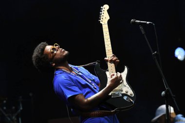 Rio de Janeiro, Brezilya, 10 Eylül 2022. Müzikal üçlüsü Gilsons 'dan şarkıcı ve müzisyen Joao Gil Rio de Janeiro' daki Rock 'ta verdiği konserde.