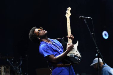 Rio de Janeiro, Brezilya, 10 Eylül 2022. Müzikal üçlüsü Gilsons 'dan şarkıcı ve müzisyen Joao Gil Rio de Janeiro' daki Rock 'ta verdiği konserde.