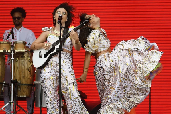 stock image Rio de Janeiro, Brazil,September 10, 2022. Singer Dora Morelenbaum of the band Bala Desejo, during a concert at Rock in Rio in the city of Rio de Janeiro.