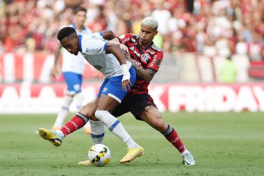Rio de Janeiro, Brezilya, 12 Kasım 2022. Futbol oyuncuları, Brezilya Şampiyonası için Maracan Stadyumu 'nda oynanan Flamengo x Ava maçı sırasında topa itiraz ettiler..