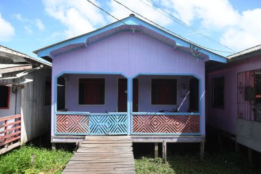 Afu, Brezilya, 20 Kasım 2021. Amazonia 'nın Afu şehrindeki Riverside evleri.