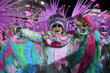 Rio de Janeiro, Brezilya, 22 Nisan 2022. Samba okulu Mangueira 'nın geçit töreni, Rio de Janeiro' daki karnaval sırasında, dünyanın en büyük karnavalı olarak kabul edilirdi..