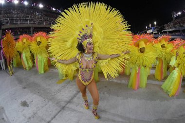 Rio de Janeiro, Brezilya, 22 Nisan 2022. Samba okulu Mangueira 'nın geçit töreni, Rio de Janeiro' daki karnaval sırasında, dünyanın en büyük karnavalı olarak kabul edilirdi..
