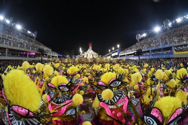 Rio de Janeiro, Brezilya, 23 Nisan 2022. Rio de Janeiro karnavalı sırasında Samba okulu Sao Clemente 'nin geçit töreni..