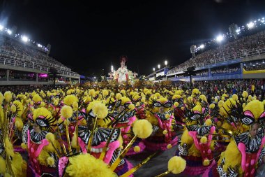 Rio de Janeiro, Brezilya, 23 Nisan 2022. Rio de Janeiro karnavalı sırasında Samba okulu Sao Clemente 'nin geçit töreni..