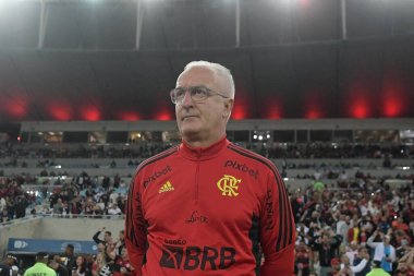 Rio de Janeiro, Brezilya, 15 Haziran 2022. Flamengo takımının futbol koçu Dorival Junior, maç sırasında Brezilya şampiyonası için Flamengo x Cuiab, Maracan Stadyumu 'nda.