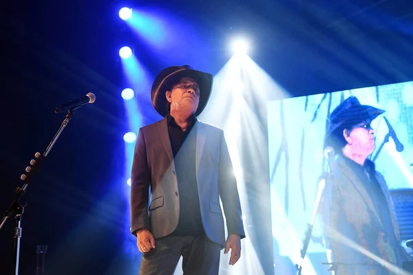 Stock image Rio de Janeiro, Brazil, April 1, 2023. Singer and violinist Chitaozinho, during a show celebrating 50 years of career, at Qualistage in the city of Rio de Janeiro.