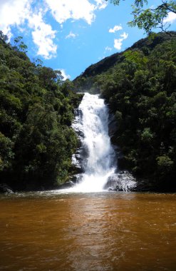 Santo Izidro Şelalesi, Brezilya 'nın So Paulo eyaletindeki Serra da Bocaina Ulusal Parkı' nda yer alıyor.