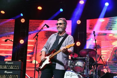 Rio de Janeiro, 6 Mayıs 2023. Vokalist ve gitarist Marco Caviglia, Qualistage, Rio de Janeiro 'daki Dire Straits grubunun turne gösterisi sırasında.