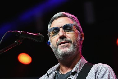 Rio de Janeiro, 6 Mayıs 2023. Vokalist ve gitarist Marco Caviglia, Qualistage, Rio de Janeiro 'daki Dire Straits grubunun turne gösterisi sırasında.