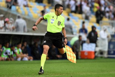 Rio de Janeiro, 28 Ağustos 2023. Hakem yardımcısı Nailton de Oliveira, Vasco - Atltico-MG maçı sırasında, 2023 Brezilya Şampiyonası 'nda, Maracan Stadyumu' nda.