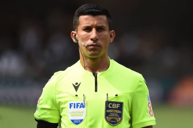 Rio de Janeiro, 28 Ağustos 2023. Hakem yardımcısı Nailton de Oliveira, Vasco - Atltico-MG maçı sırasında, 2023 Brezilya Şampiyonası 'nda, Maracan Stadyumu' nda.