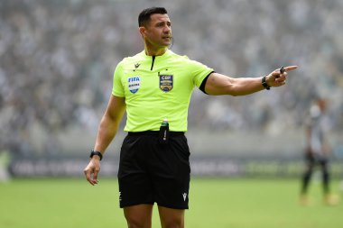 Rio de Janeiro, 28 Ağustos 2023. Futbol hakemi Brulio da Silva Machado, Vasco - Atltico-MG maçında, 2023 Brezilya Şampiyonası 'nda, Maracan Stadyumu' nda.
