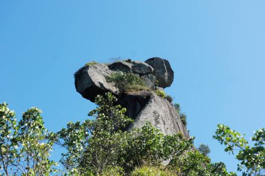 Mavi gökyüzünde büyük bir kaya 