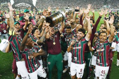Rio de Janeiro, Brezilya, 4 Kasım 2023. Fluminense takımından futbolcular kupayı yükselterek Maracan Stadyumu 'nda 2023 Copa Libertadores galibiyetini kutluyorlar..