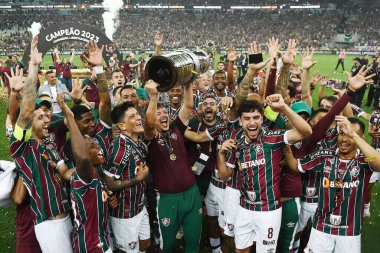 Rio de Janeiro, Brezilya, 4 Kasım 2023. Fluminense takımından futbolcular kupayı yükselterek Maracan Stadyumu 'nda 2023 Copa Libertadores galibiyetini kutluyorlar..