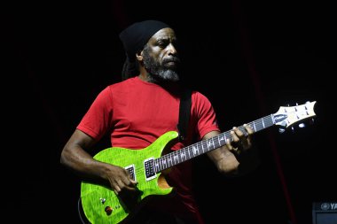 Rio de Janeiro, Brezilya, 17 Kasım 2023. Gitarist Wendel Ferraro, The Wailers grubundan, Rio de Janeiro şehrindeki Qualistage 'da bir konser sırasında.