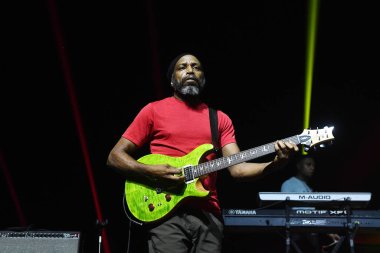Rio de Janeiro, Brezilya, 17 Kasım 2023. Gitarist Wendel Ferraro, The Wailers grubundan, Rio de Janeiro şehrindeki Qualistage 'da bir konser sırasında.