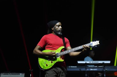 Rio de Janeiro, Brezilya, 17 Kasım 2023. Gitarist Wendel Ferraro, The Wailers grubundan, Rio de Janeiro şehrindeki Qualistage 'da bir konser sırasında.