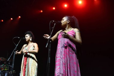Rio de Janeiro, 17 Kasım 2023. Vokaller Teena Barnes ve Alecia Marie, The Wailers adlı reggae grubundan, Qualistage, Rio de Janeiro 'da bir konser sırasında.