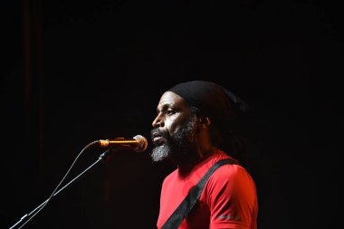 Rio de Janeiro, Brezilya, 17 Kasım 2023. Gitarist Wendel Ferraro, The Wailers grubundan, Rio de Janeiro şehrindeki Qualistage 'da bir konser sırasında.