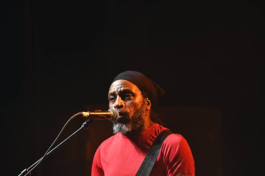 Rio de Janeiro, Brezilya, 17 Kasım 2023. Gitarist Wendel Ferraro, The Wailers grubundan, Rio de Janeiro şehrindeki Qualistage 'da bir konser sırasında.