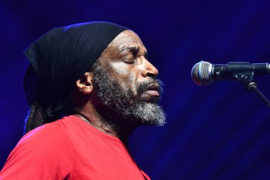 Rio de Janeiro, Brezilya, 17 Kasım 2023. Gitarist Wendel Ferraro, The Wailers grubundan, Rio de Janeiro şehrindeki Qualistage 'da bir konser sırasında.