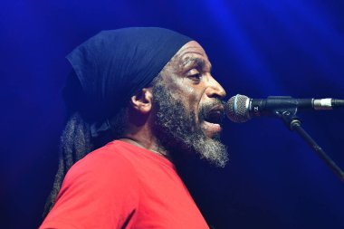 Rio de Janeiro, Brezilya, 17 Kasım 2023. Gitarist Wendel Ferraro, The Wailers grubundan, Rio de Janeiro şehrindeki Qualistage 'da bir konser sırasında.