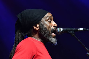 Rio de Janeiro, Brezilya, 17 Kasım 2023. Gitarist Wendel Ferraro, The Wailers grubundan, Rio de Janeiro şehrindeki Qualistage 'da bir konser sırasında.