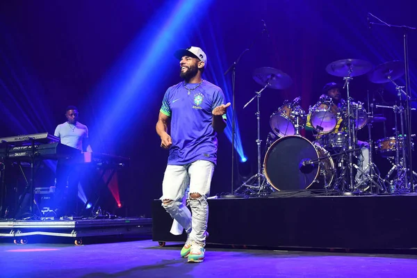 Rio de Janeiro, Brezilya, 17 Kasım 2023. Vokalist Michell Brunings, The Wailers grubundan, Rio de Janeiro şehrindeki Qualistage 'da bir konser sırasında.