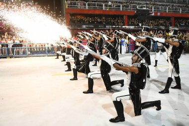 Rio de Janeiro, Brezilya, 26 Şubat 2023. Rio de Janeiro 'daki karnavalda Samba okullarının geçit töreni