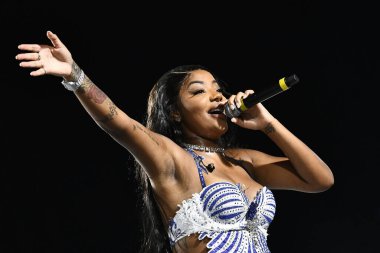 Rio de Janeiro, Brezilya, 26 Şubat 2023. Şarkıcı Ludmila, samba okullarının geçit töreni sırasında, Rio de Janeiro 'daki karnaval sırasında,.