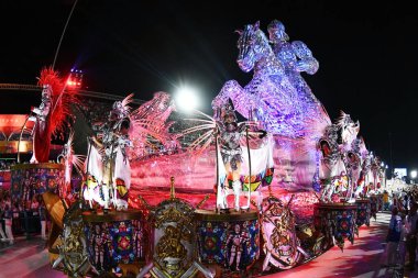 Rio de Janeiro, Brezilya, 26 Şubat 2023. Rio de Janeiro 'daki karnavalda Samba okullarının geçit töreni
