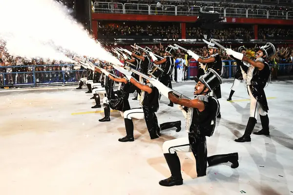 Rio de Janeiro, Brezilya, 26 Şubat 2023. Rio de Janeiro 'daki karnavalda Samba okullarının geçit töreni