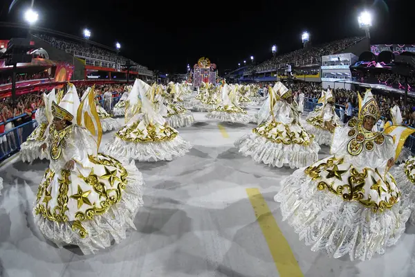 Rio de Janeiro, Brezilya, 19 Şubat 2023. Rio de Janeiro 'daki karnaval sırasında, Altın serisi samba okullarının geçit töreni.