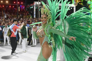 Rio de Janeiro, Brezilya, 19 Şubat 2023. Rio de Janeiro 'daki karnaval sırasında, özel grubun samba okullarının geçit töreni..