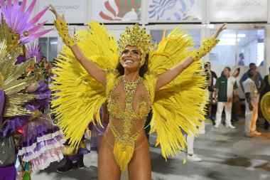 Rio de Janeiro, Brezilya, 19 Şubat 2023. Rio de Janeiro 'daki karnaval sırasında, özel grubun samba okullarının geçit töreni..