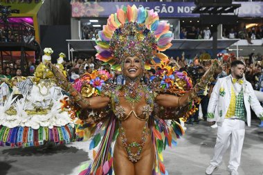 Rio de Janeiro, Brezilya, 19 Şubat 2023. Rio de Janeiro 'daki karnaval sırasında, özel grubun samba okullarının geçit töreni..