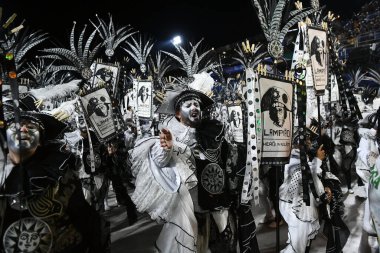 Rio de Janeiro, Brezilya, 19 Şubat 2023. Rio de Janeiro 'daki karnaval sırasında, özel grubun samba okullarının geçit töreni..